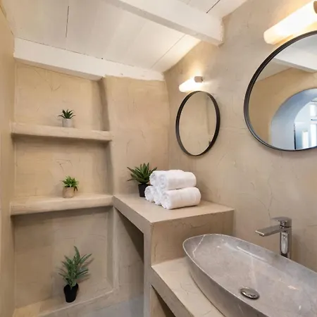 3-4 Bedrooms In Old Town Apartment