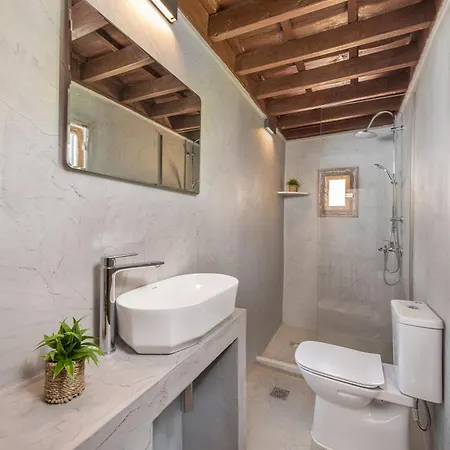 3-4 Bedrooms In Old Town Apartment *