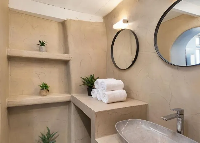 3-4 Bedrooms In Old Town Apartment