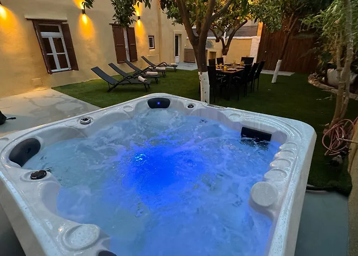 3-4 Bedrooms In Old Town Rhodes City